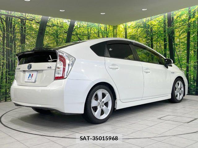 Toyota PRIUS 2015-10 8831141-16