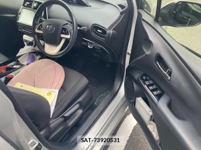 Toyota PRIUS 2018-02 8831152-6