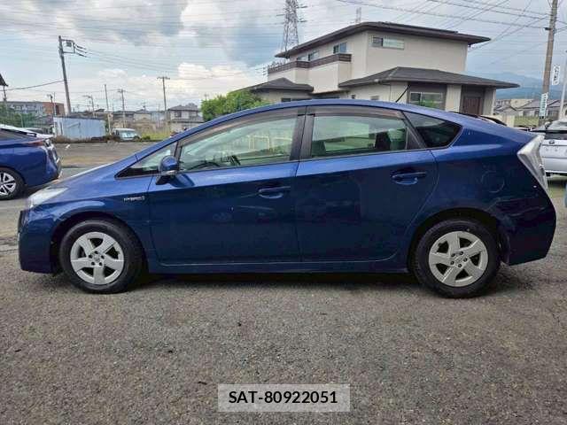 Toyota PRIUS 2011-10 8831169-10