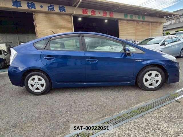 Toyota PRIUS 2011-10 8831169-11