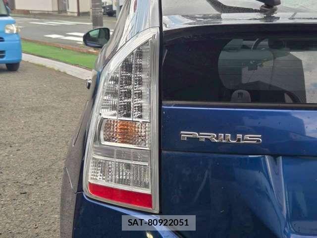 Toyota PRIUS 2011-10 8831169-14