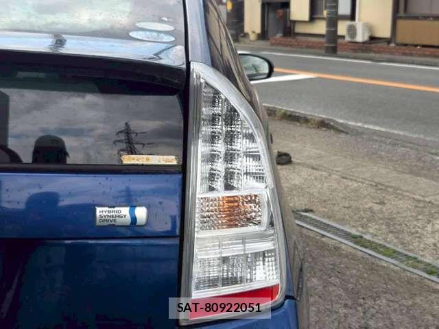 Toyota PRIUS 2011-10 8831169-15