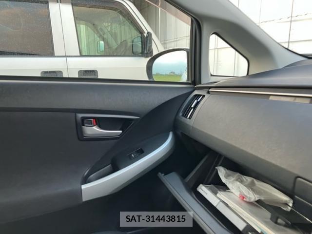 Toyota PRIUS 2013-04 8831183-11