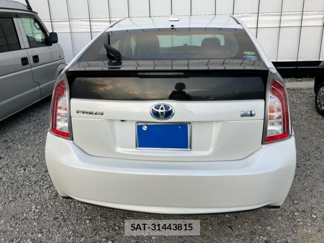 Toyota PRIUS 2013-04 8831183-1