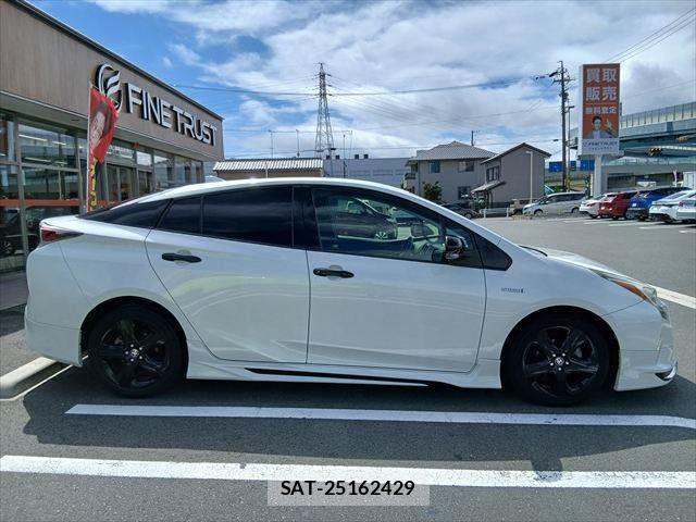 Toyota PRIUS 2016-01 8831146-15