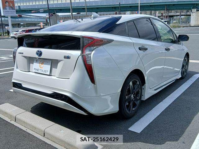 Toyota PRIUS 2016-01 8831146-16