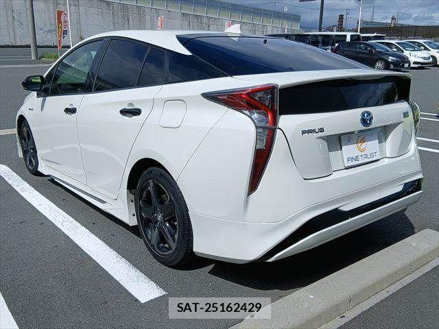 Toyota PRIUS 2016-01 8831146-18