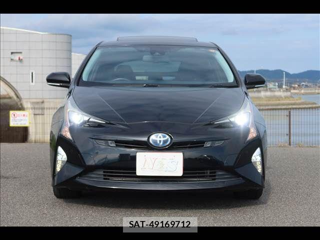 Toyota PRIUS 2018-03 8831116-1