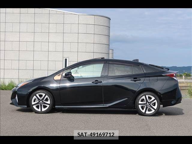 Toyota PRIUS 2018-03 8831116-2