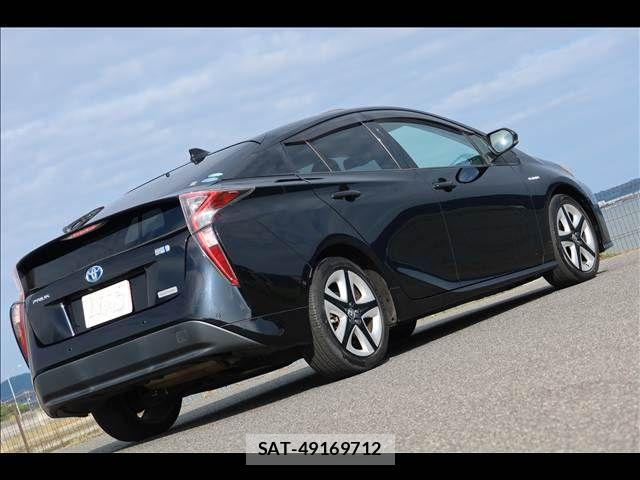 Toyota PRIUS 2018-03 8831116-7