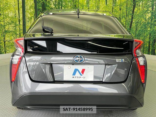 Toyota PRIUS 2017-06 8831140-15