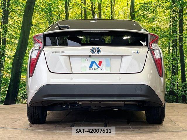 Toyota PRIUS 2016-10 8831129-14