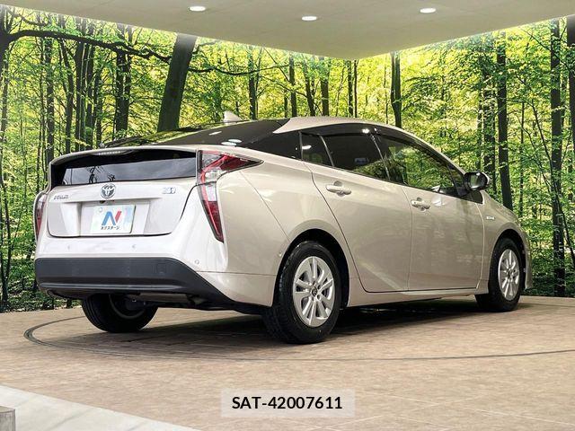 Toyota PRIUS 2016-10 8831129-16