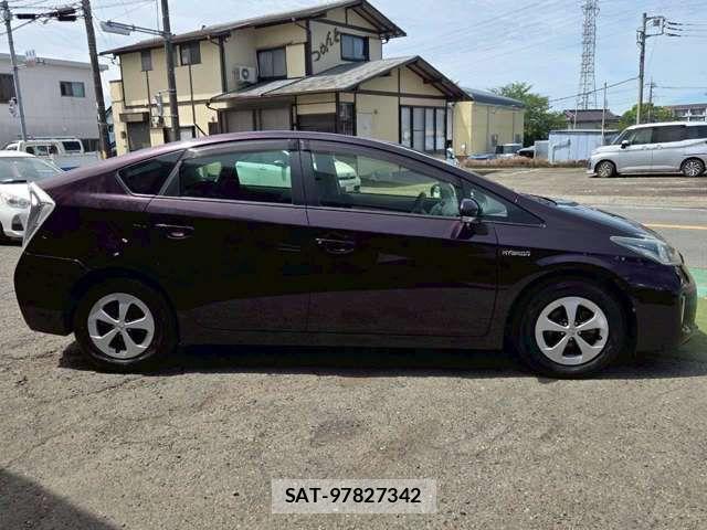 Toyota PRIUS 2014-04 8831167-10