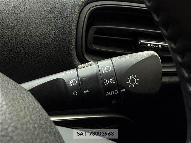 Toyota PRIUS 2019-11 8831131-25