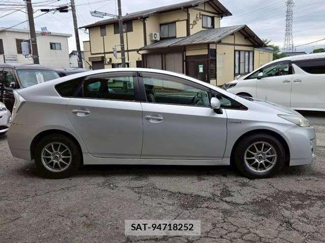Toyota PRIUS 2010-06 8831168-11