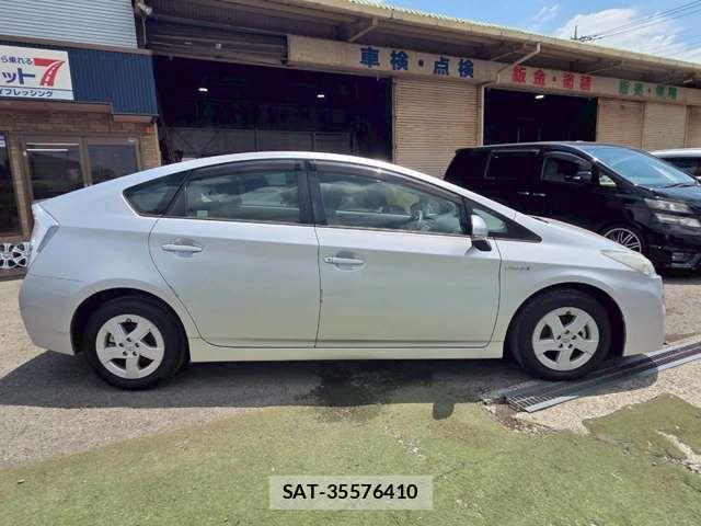 Toyota PRIUS 2011-08 8831175-10