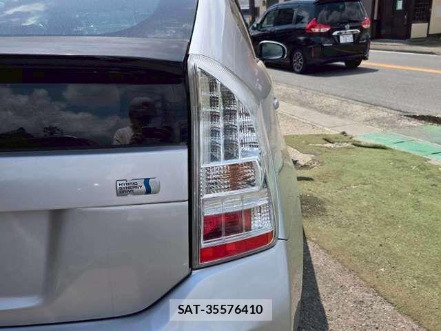 Toyota PRIUS 2011-08 8831175-16