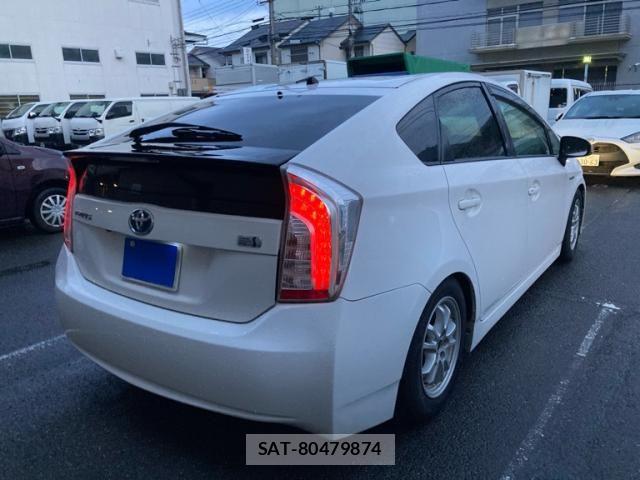 Toyota PRIUS 2013-06 8831187-11