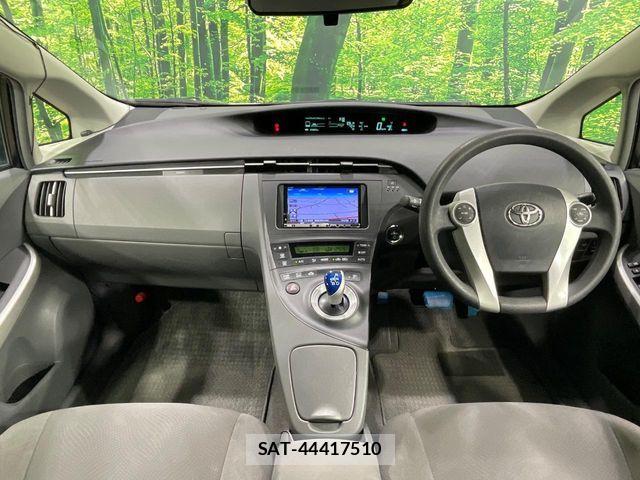 Toyota PRIUS 2012-01 8831160-1