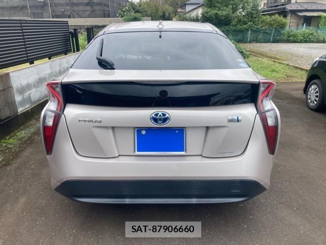 Toyota PRIUS 2016-10 8849982-3