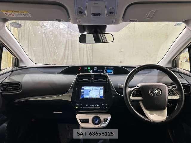 Toyota PRIUS 2018-04 8850399-16