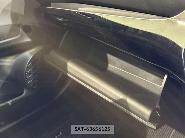 Toyota PRIUS 2018-04 8850399-25
