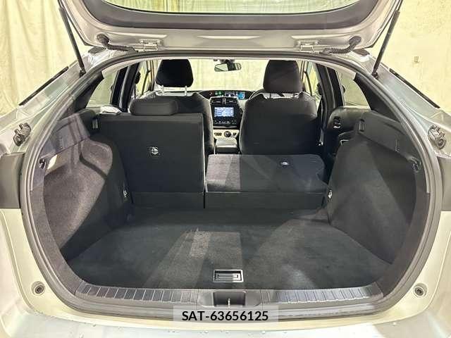 Toyota PRIUS 2018-04 8850399-28