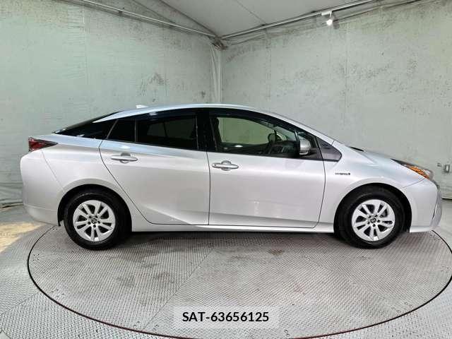 Toyota PRIUS 2018-04 8850399-3