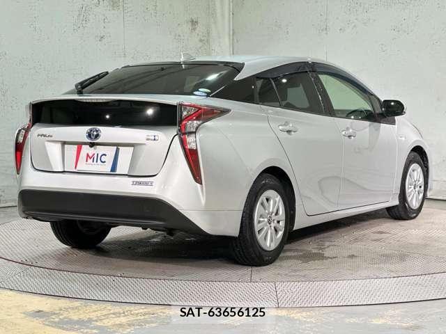 Toyota PRIUS 2018-04 8850399-4