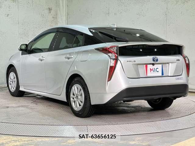 Toyota PRIUS 2018-04 8850399-6
