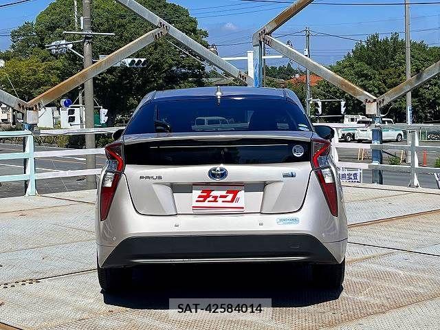 Toyota PRIUS 2017-03 8850392-5