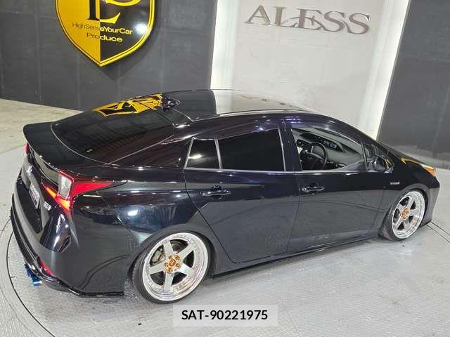 Toyota PRIUS 2019-08 8850381-1