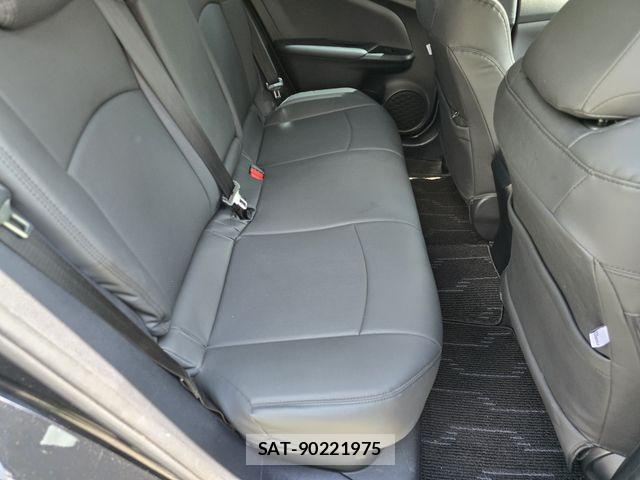 Toyota PRIUS 2019-08 8850381-24