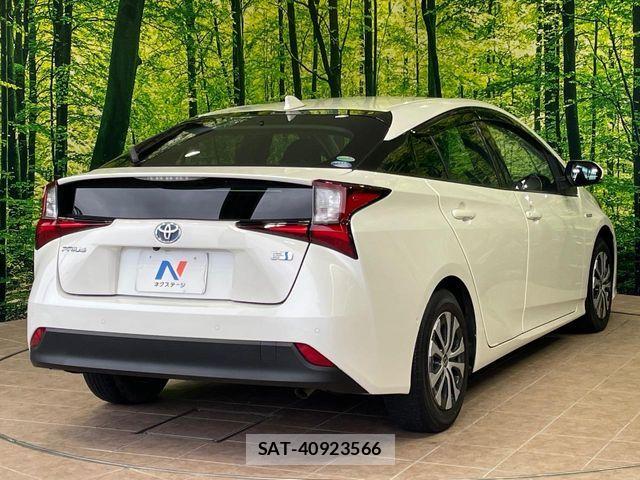 Toyota PRIUS 2019-08 8850391-17