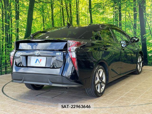 Toyota PRIUS 2017-01 8850389-17