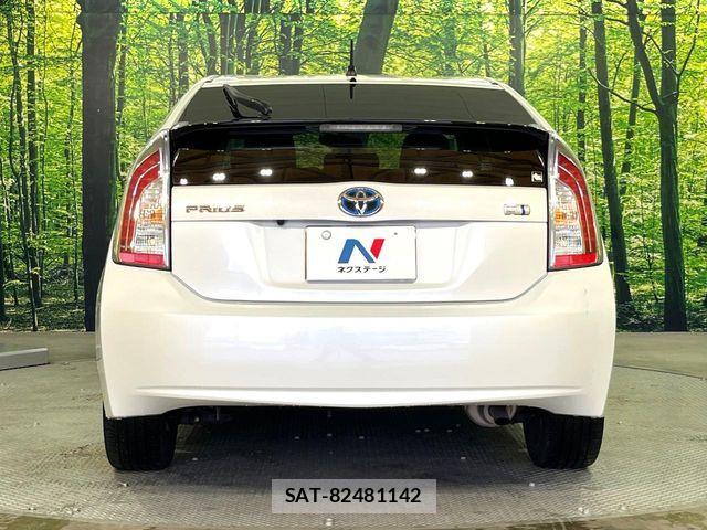 Toyota PRIUS 2015-10 8850397-13