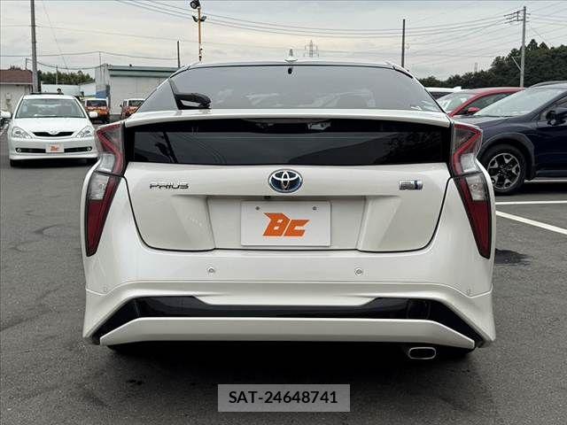 Toyota PRIUS 2016-01 8850384-13