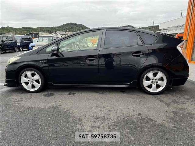 Toyota PRIUS 2013-10 8849811-11