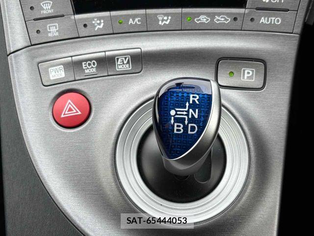Toyota PRIUS 2013-07 8871856-13