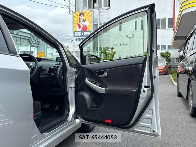 Toyota PRIUS 2013-07 8871856-17