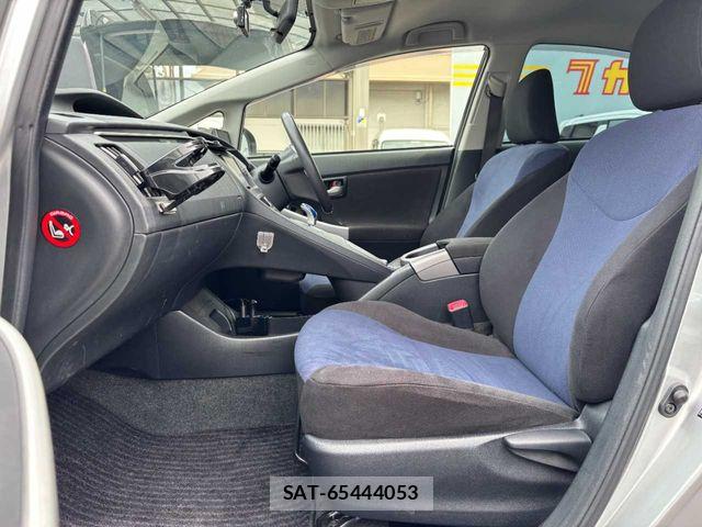 Toyota PRIUS 2013-07 8871856-22