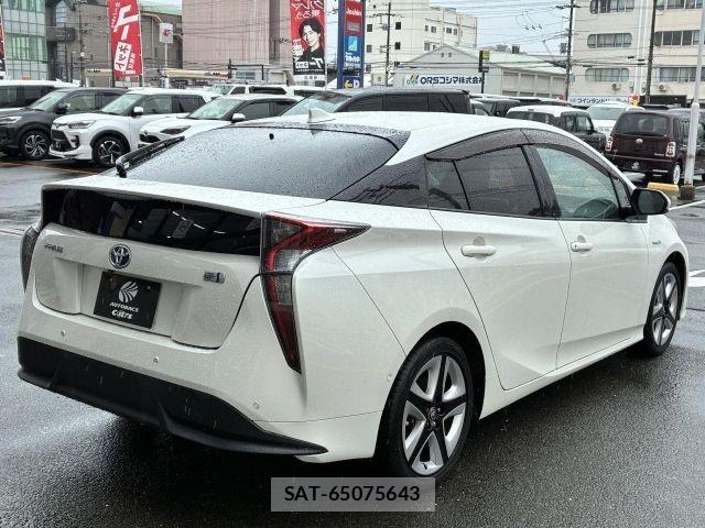 Toyota PRIUS 2018-02 8871844-2