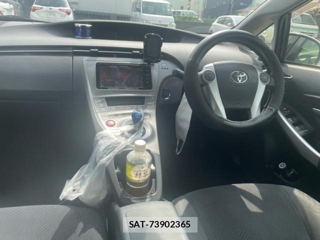 Toyota PRIUS 2015-10 8871862-11