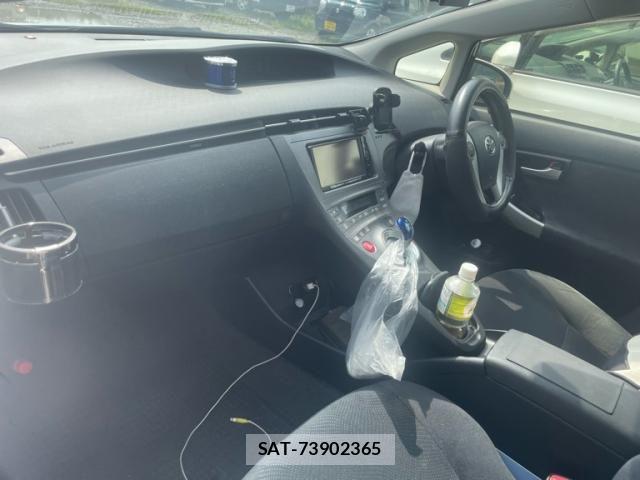 Toyota PRIUS 2015-10 8871862-12