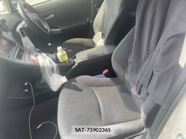 Toyota PRIUS 2015-10 8871862-13