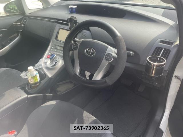 Toyota PRIUS 2015-10 8871862-14