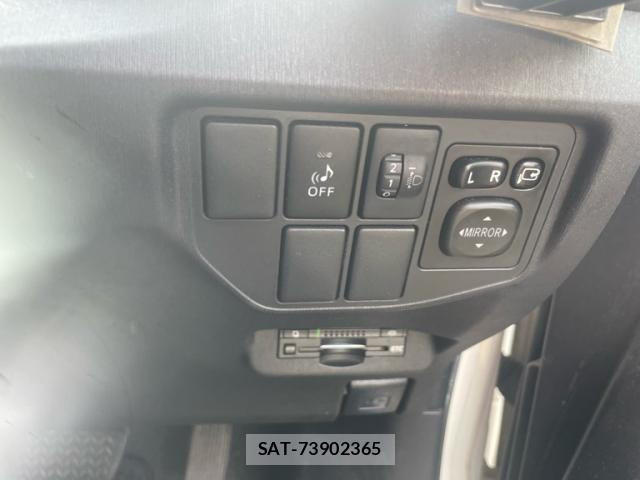 Toyota PRIUS 2015-10 8871862-16