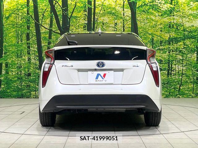Toyota PRIUS 2017-04 8871845-14