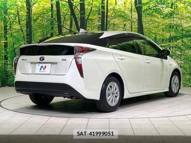 Toyota PRIUS 2017-04 8871845-16